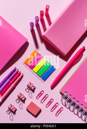Etichette di colore rosa, notebook, fermagli per carta e temperino Foto Stock