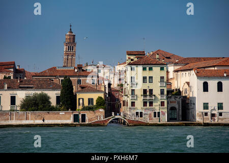 Una vista attraverso il canale della Giudecca in Venezia verso la Fondamenta Zattere allo Spirito Santo in una limpida giornata estiva. Foto Stock