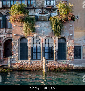 Dienstleisten die Hauptstadt der Region Venezien in Norditalien und wurde auf mehr als 100 kleinen Inseln in einer Adria-Lagune erbaut. Foto Stock