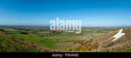 Vista panoramica del Cavallo Bianco, Westbury e la fabbrica del cemento , Westbury, Wiltshire, Regno Unito da Westbury Hill. Foto Stock