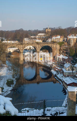 Nevoso inverno vista della città di Knaresborough in North Yorkshire che mostra il viadotto ferroviario e il fiume Nidd Foto Stock