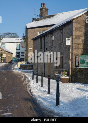 Vista invernale di Grassington Folk Museum in North Yorkshire dopo la neve Foto Stock