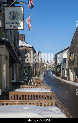 Inverno vista della strada principale di Grassington, North Yorkshire dopo la neve Foto Stock