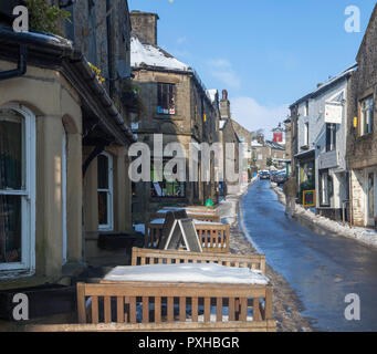 Inverno vista della strada principale di Grassington, North Yorkshire dopo la neve Foto Stock