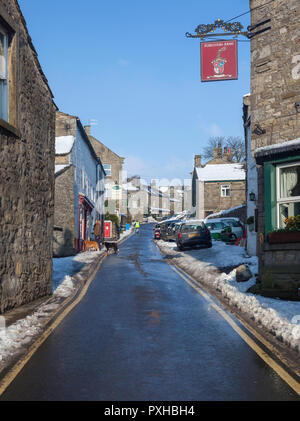 Inverno vista della strada principale di Grassington, North Yorkshire dopo la neve Foto Stock