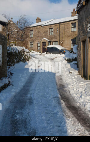 Coperte di neve in strada Grassington, North Yorkshire Foto Stock