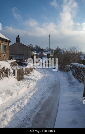 Coperte di neve in strada Grassington, North Yorkshire Foto Stock