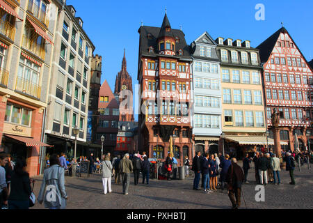 Piazza Römer e Sankt Bartolomäus Dom in Frankfurt am Main. Hessen. Germania Foto Stock