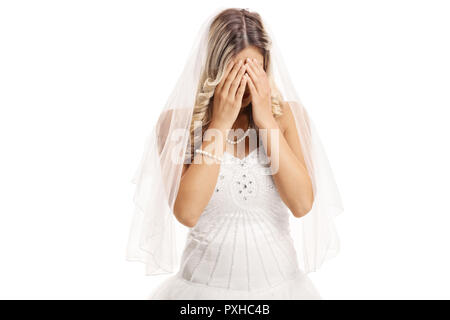 Triste sposa che copre il volto con le mani isolati su sfondo bianco Foto Stock