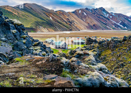 LANDMANNALAUGAR, Islanda - 6 Luglio 2018 : tende e campeggio a Landmannalaugar nelle Highlands di Islanda con la bella montagna Foto Stock