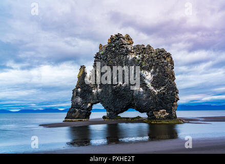 Vista di Hvitserkur stack di basalto a Riva del penisola di Vatnsnes nel nord-ovest dell'Islanda Foto Stock