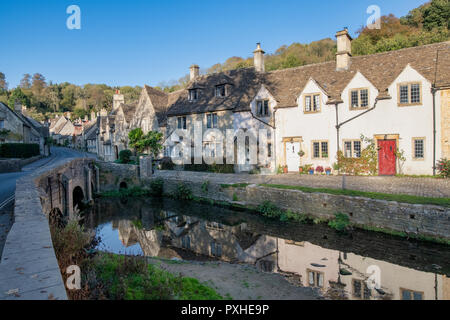 Cottage a Castle Combe in autunno. Castle Combe, Chippenham, Wiltshire, Inghilterra Foto Stock