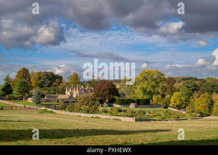 Upper Slaughter Manor in autunno. Macellazione superiore. Cotswolds, Gloucestershire, Inghilterra Foto Stock