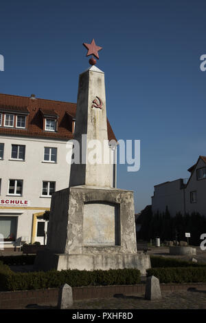 Eretta nel1950 un memoriale di guerra ricorda 16 ucciso Unione Sovietica soldati Richtenberg in una piccola città nel nord-est della Germania. Foto Stock