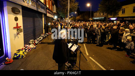 I membri del pubblico prendere parte in un memoriale di marzo a Belfast, in occasione del XXV anniversario di Shankill Road bombardamenti in cui nove persone innocenti sono stati uccisi da una bomba dell'IRA. Foto Stock