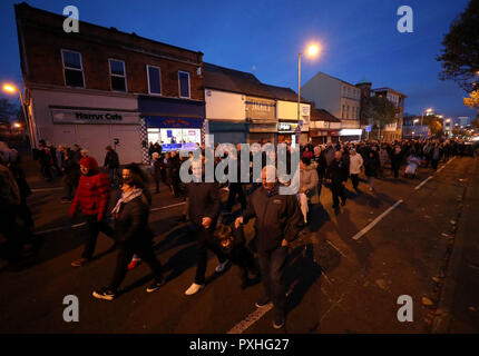 I membri del pubblico prendere parte in un memoriale di marzo a Belfast, in occasione del XXV anniversario di Shankill Road bombardamenti in cui nove persone innocenti sono stati uccisi da una bomba dell'IRA. Foto Stock