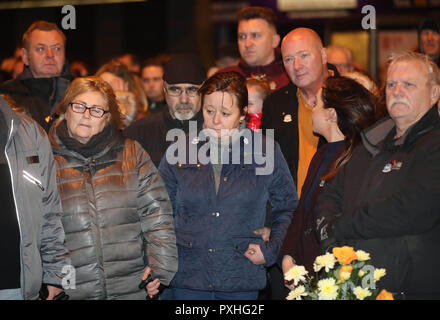 I membri del pubblico prendere parte in un memoriale di marzo a Belfast, in occasione del XXV anniversario di Shankill Road bombardamenti in cui nove persone innocenti sono stati uccisi da una bomba dell'IRA. Foto Stock