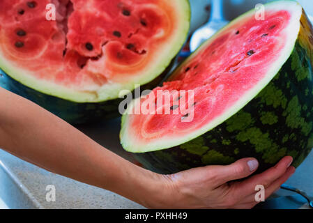 Mature succosa anguria tagliata a metà vicino Foto Stock