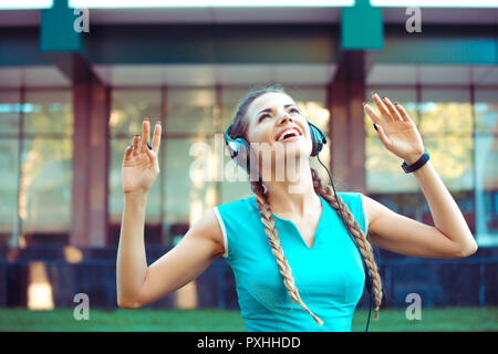 Emozionato sportive nelle cuffie all'aperto Foto Stock