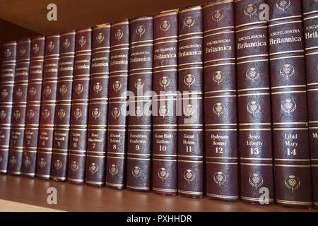 Rijeka, Croazia, 25 settembre 2018. Enciclopedia Britannica serie rivestito sullo scaffale in biblioteca, vista laterale Foto Stock