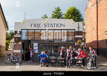 I ciclisti arrestato per cibi e bevande presso la vecchia stazione di fuoco cafe a Malpas Cheshire durante un fine settimana in bicicletta Foto Stock