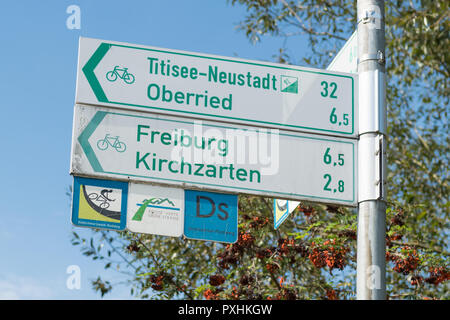 Freiburg im Breisgau escursioni in bicicletta e piste ciclabili signpost, Baden-Württemberg, Germania, Europa Foto Stock