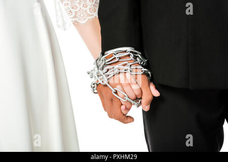 Ritagliato shot della sposa e lo sposo tenendo le mani legate in catena isolato su bianco Foto Stock