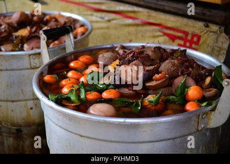 Mercato Zhongyi Shichang, a Lijiang Old town, cinese tradizionale mercato, Yunnan, CINA Foto Stock