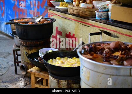 Mercato Zhongyi Shichang, a Lijiang Old town, cinese tradizionale mercato, Yunnan, CINA Foto Stock