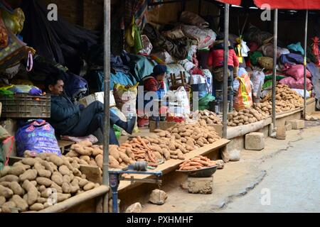 Mercato Zhongyi Shichang, a Lijiang Old town, cinese tradizionale mercato, Yunnan, CINA Foto Stock