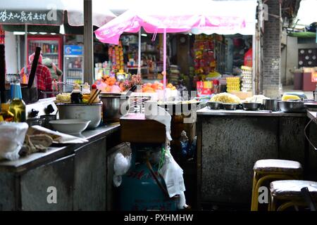 Mercato Zhongyi Shichang, a Lijiang Old town, cinese tradizionale mercato, Yunnan, CINA Foto Stock