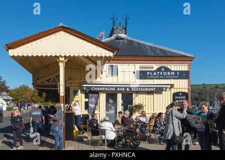 Piattaforma 1 Champagne Bar e ristorante in una vecchia stazione sul terrapieno in Dartmouth, Devon Foto Stock