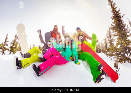 Vacanze invernali concetto con un gruppo di amici felici a stazione sciistica Foto Stock