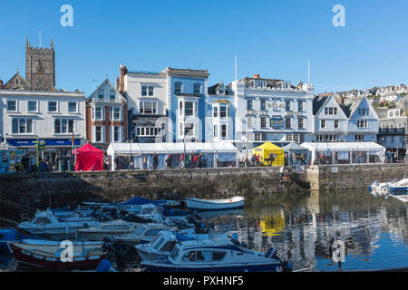 Barche ormeggiate nel porto di Dartmouth nel grazioso Devon vela città di Dartmouth Foto Stock