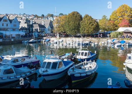 Barche ormeggiate nel porto di Dartmouth nel grazioso Devon vela città di Dartmouth Foto Stock