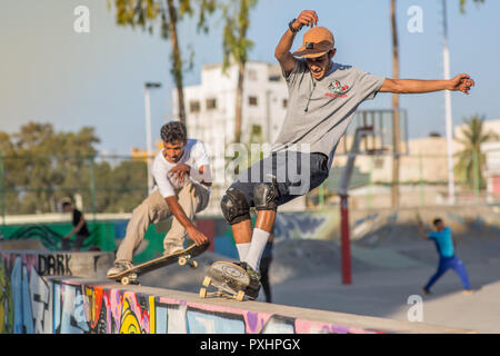 Due indiani skateboarders a skatepark in Bangalore. Foto Stock