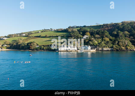 Guardando verso Est Portlemouth attraverso l'estuario di Salcombe nel sud prosciutti, Devon, U Foto Stock