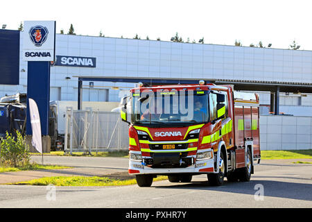 Lieto, Finlandia - 19 Ottobre 2018: Scania P370 CrewCab fire test carrello guidato su Scania Tour Urbano 2018, Turku. Scania la prossima generazione è ora completo Foto Stock