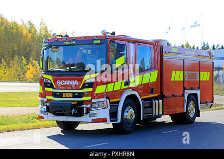 Lieto, Finlandia - 19 Ottobre 2018: Scania P370 CrewCab fire carrello su Scania Tour Urbano 2018 in Turku. Scania della nuova generazione di carrelli è ora completo. Foto Stock