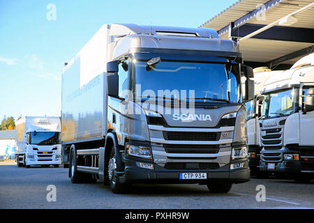 Lieto, Finlandia - 19 Ottobre 2018: Scania CNG/CGB gas powered P280 consegna carrello parcheggiato sul cantiere il Scania Tour Urbano 2018 Turku. Foto Stock