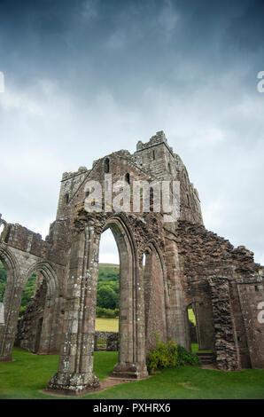 Le rovine di Llanthony Priory in Galles, Regno Unito Foto Stock