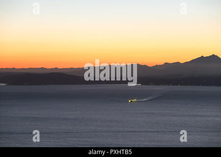 Una veduta della Baia di Elliott e Smith cove da Space Needle dopo il tramonto Foto Stock