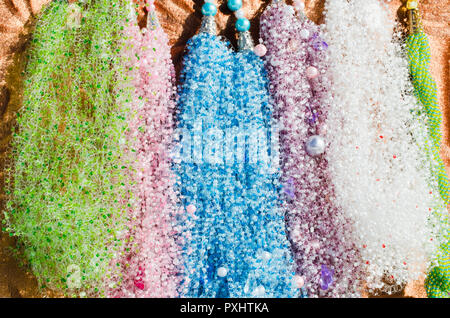 Gioielli di perline. Sfondo luminoso, perline colorate all'aperto il mercato di artigianato. Fatto a mano souvenir vengano venduti al mercato. Messa a fuoco selettiva. Foto Stock