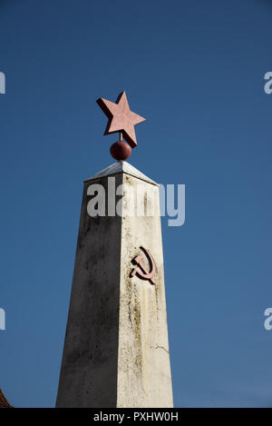 Eretta nel1950 un memoriale di guerra ricorda 16 ucciso Unione Sovietica soldati Richtenberg in una piccola città nel nord-est della Germania. Foto Stock