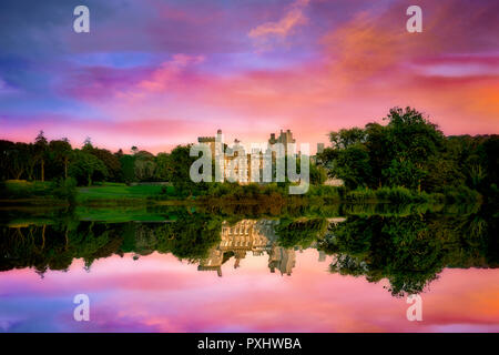 Stagno e Dromoland Castle a sunrise.. L'Irlanda Foto Stock