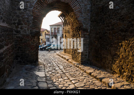 Strada di ciottoli e arco nella città vecchia di Plovdiv, Bulgaria Foto Stock
