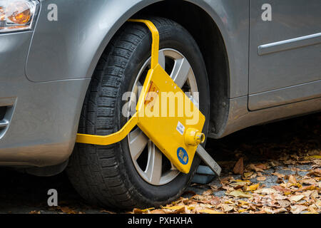 Giallo a morsetto di bloccaggio di ruota sulla macchina parcheggiata in Plovdiv, Bulgaria Foto Stock