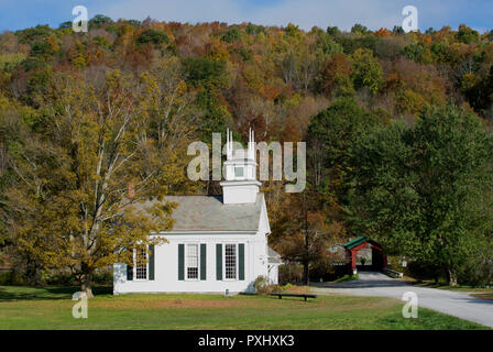 La cappella sul verde a ovest di Arlington, Vermont, USA con un ponte coperto in background. Foto Stock