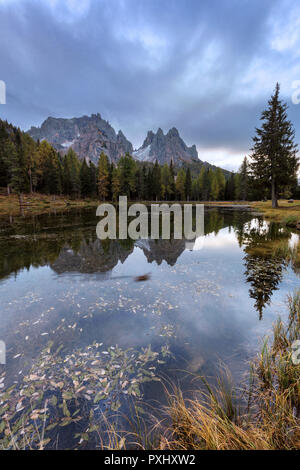 Bella mattina con la riflessione di montagna al Lago Antorno, Italia, Europa Foto Stock