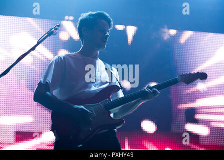 Torino, Italia. Xxi oct, 2018. Marco Antonio Musella, chitarrista italiano del indie-pop band i giornalisti, esecuzione dal vivo sul palco per la 'amore' tour di Torino, di fronte un sold out arena. Credito: Alessandro Bosio/Pacific Press/Alamy Live News Foto Stock